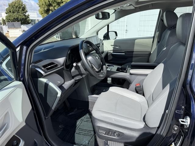 Toyota Sienna Vehicle Full-screen Gallery Image 14