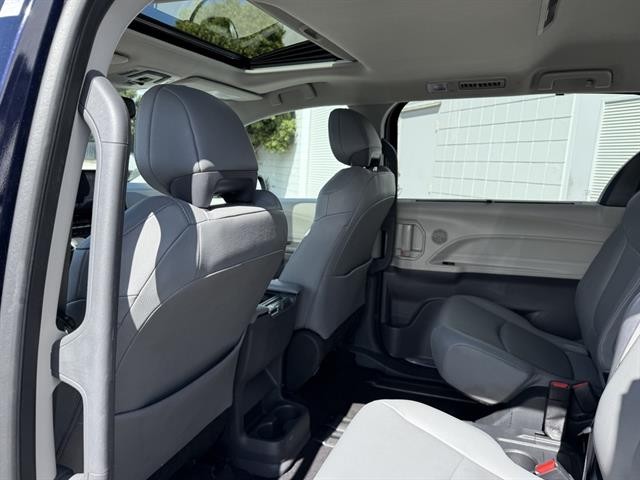 Toyota Sienna Vehicle Full-screen Gallery Image 15