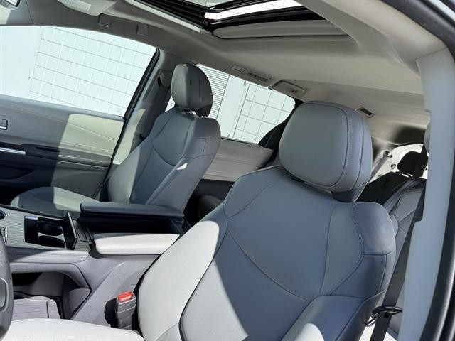 Toyota Sienna Vehicle Full-screen Gallery Image 16