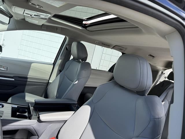 Toyota Sienna Vehicle Full-screen Gallery Image 17