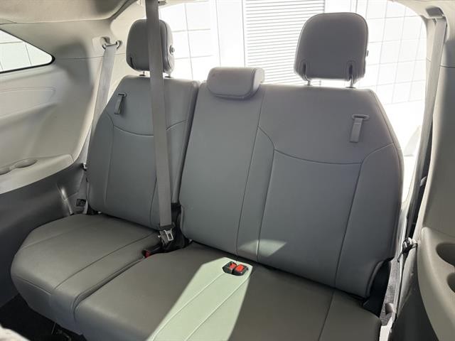 Toyota Sienna Vehicle Full-screen Gallery Image 19