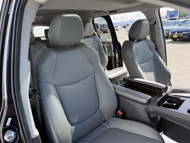 Toyota Sienna Vehicle Full-screen Gallery Image 21
