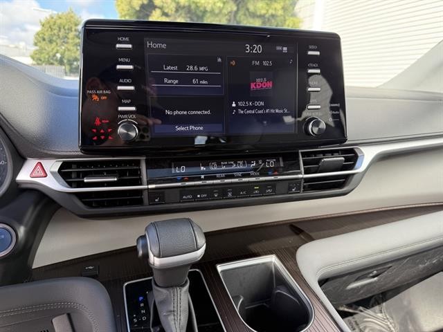 Toyota Sienna Vehicle Full-screen Gallery Image 23