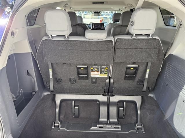 Toyota Sienna Vehicle Full-screen Gallery Image 29