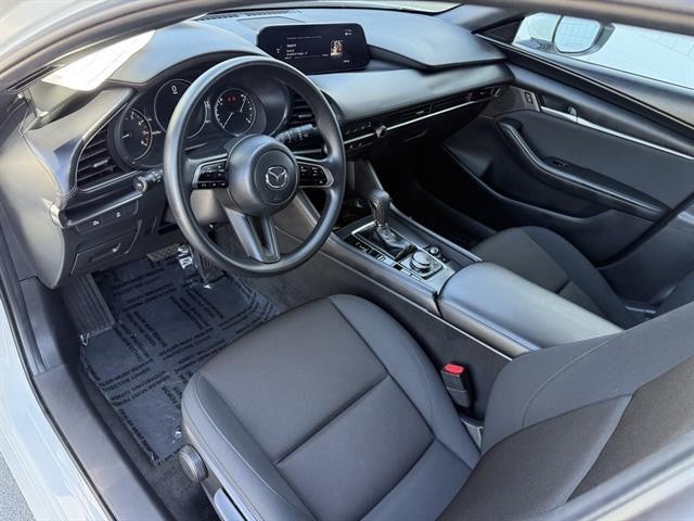 Mazda Mazda3 Hatchback Vehicle Full-screen Gallery Image 02