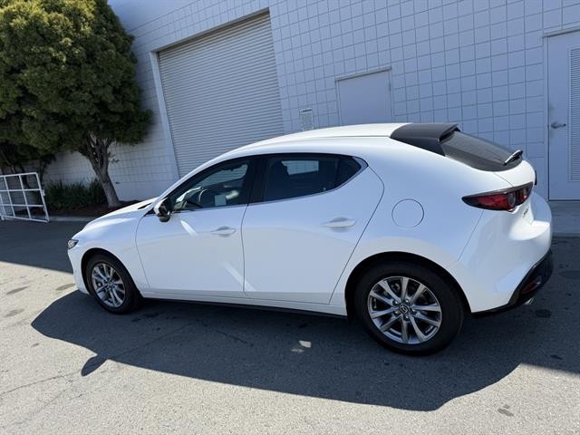 Mazda Mazda3 Hatchback Vehicle Full-screen Gallery Image 03