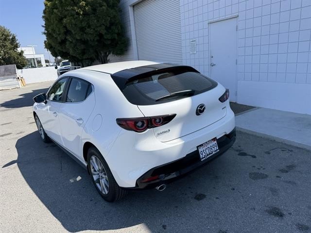 Mazda Mazda3 Hatchback Vehicle Full-screen Gallery Image 04