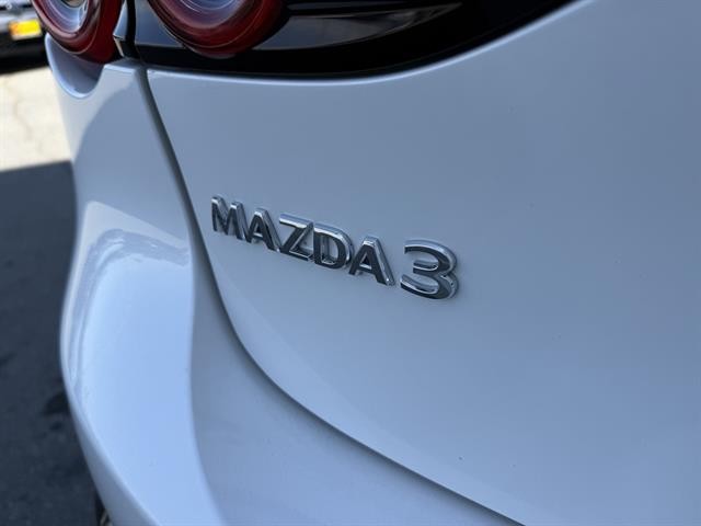 Mazda Mazda3 Hatchback Vehicle Full-screen Gallery Image 10