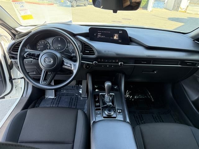 Mazda Mazda3 Hatchback Vehicle Full-screen Gallery Image 15