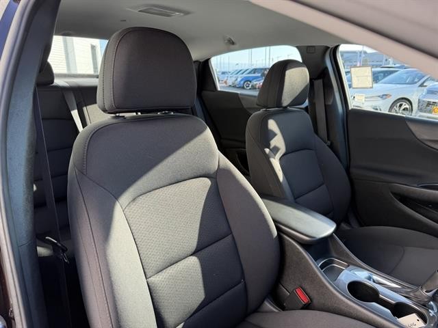 Chevrolet Malibu Vehicle Full-screen Gallery Image 21