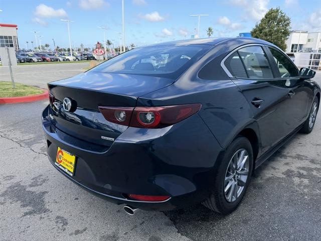 Mazda Mazda3 Sedan Vehicle Full-screen Gallery Image 06