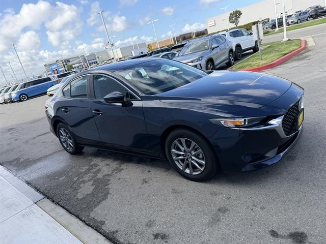 Mazda Mazda3 Sedan Vehicle Full-screen Gallery Image 07