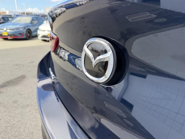 Mazda Mazda3 Sedan Vehicle Full-screen Gallery Image 11