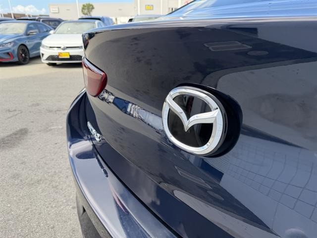 Mazda Mazda3 Sedan Vehicle Full-screen Gallery Image 12