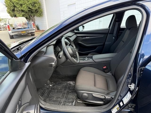 Mazda Mazda3 Sedan Vehicle Full-screen Gallery Image 17