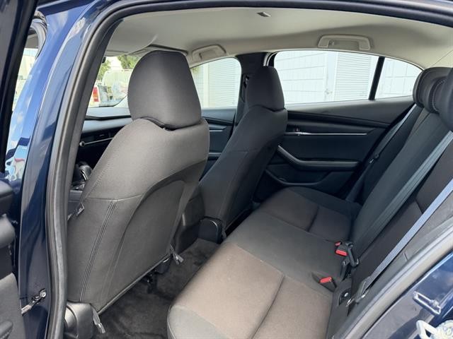 Mazda Mazda3 Sedan Vehicle Full-screen Gallery Image 18