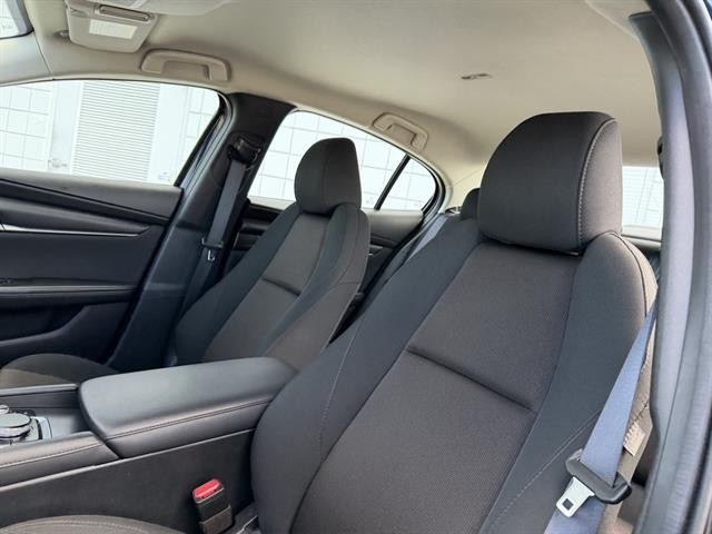 Mazda Mazda3 Sedan Vehicle Full-screen Gallery Image 19