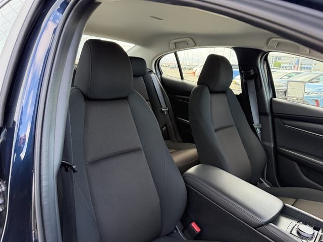 Mazda Mazda3 Sedan Vehicle Full-screen Gallery Image 22