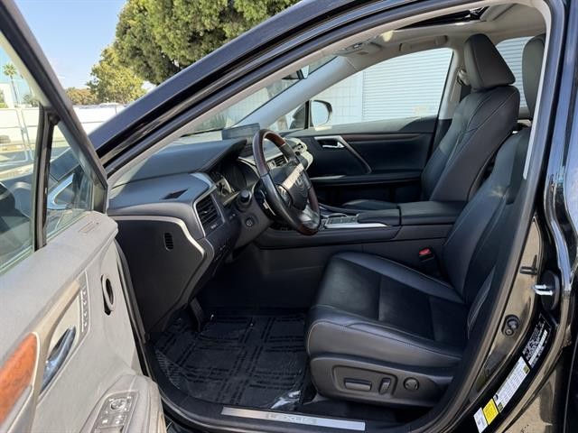 Lexus RX Vehicle Full-screen Gallery Image 16