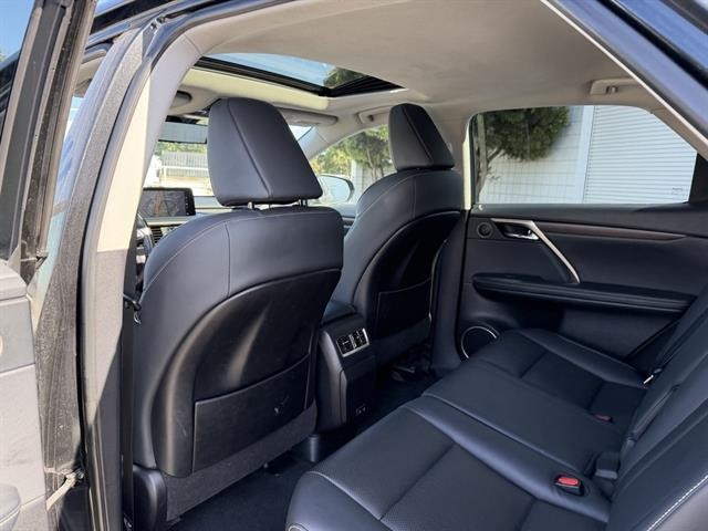 Lexus RX Vehicle Full-screen Gallery Image 17