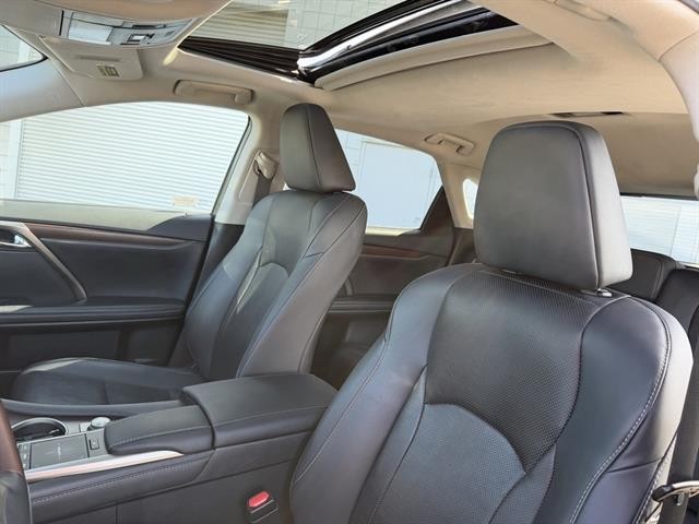 Lexus RX Vehicle Full-screen Gallery Image 18