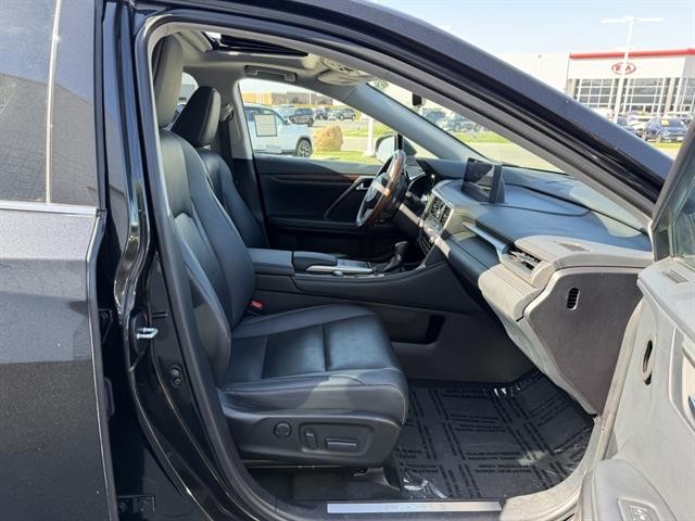 Lexus RX Vehicle Full-screen Gallery Image 20