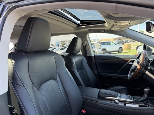 Lexus RX Vehicle Full-screen Gallery Image 21