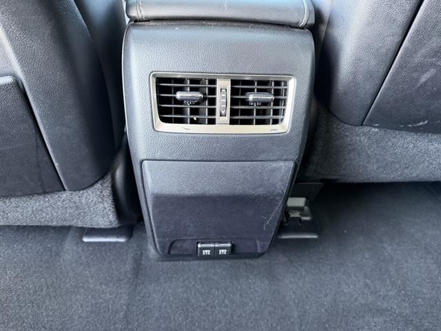 Lexus RX Vehicle Full-screen Gallery Image 23