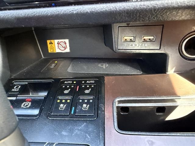 Lexus RX Vehicle Full-screen Gallery Image 24