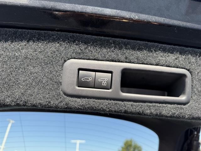 Lexus RX Vehicle Full-screen Gallery Image 28