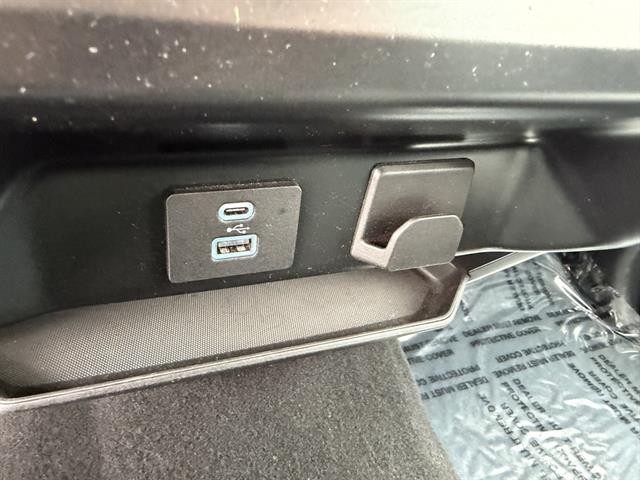 Ford F-150 Vehicle Full-screen Gallery Image 26