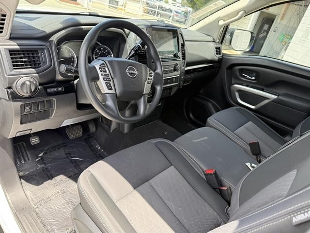 Nissan Titan Vehicle Full-screen Gallery Image 02