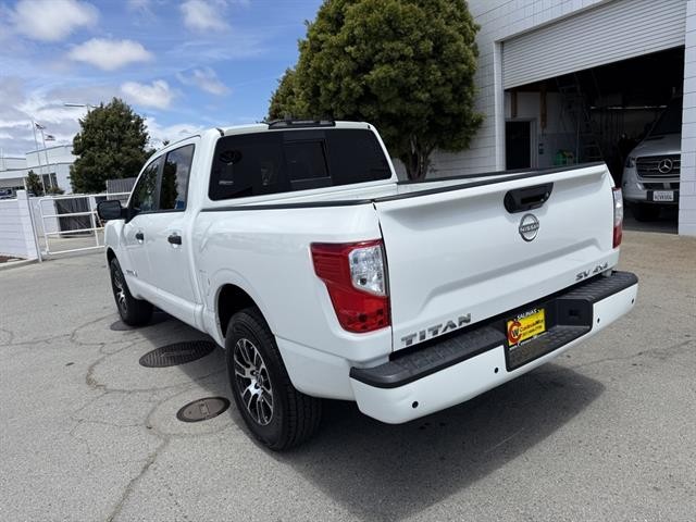 Nissan Titan Vehicle Full-screen Gallery Image 04