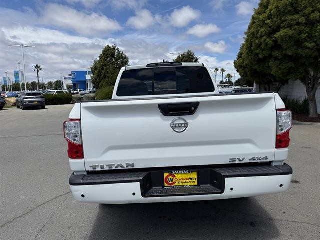 Nissan Titan Vehicle Full-screen Gallery Image 05