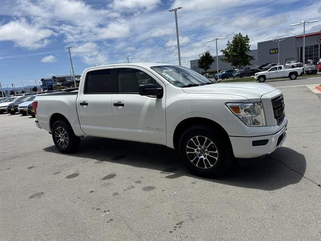 Nissan Titan Vehicle Full-screen Gallery Image 07