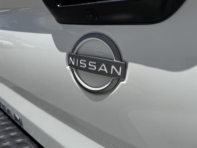 Nissan Titan Vehicle Full-screen Gallery Image 10