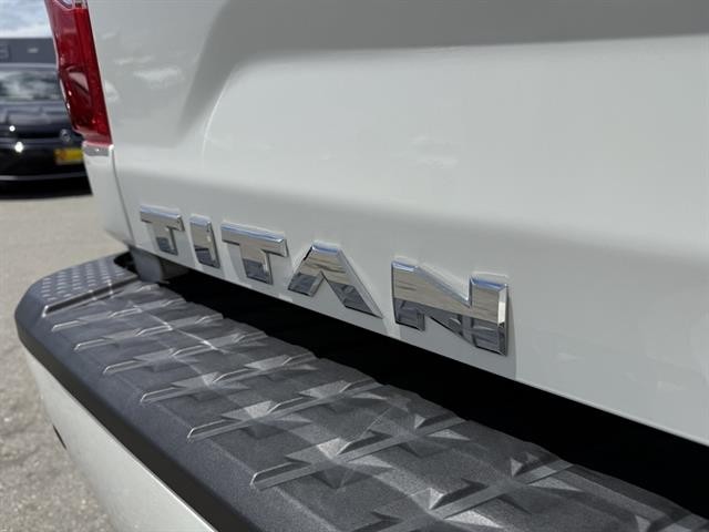 Nissan Titan Vehicle Full-screen Gallery Image 11