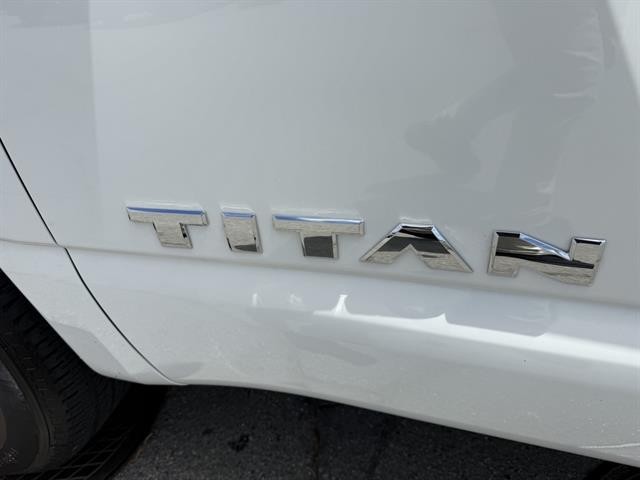 Nissan Titan Vehicle Full-screen Gallery Image 13