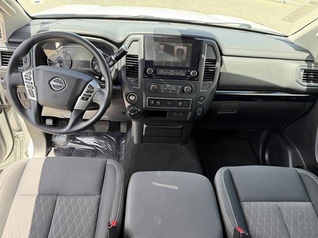 Nissan Titan Vehicle Full-screen Gallery Image 15