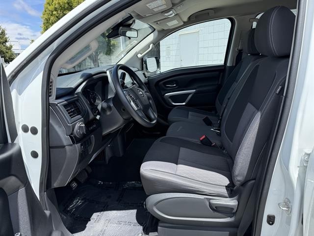 Nissan Titan Vehicle Full-screen Gallery Image 16