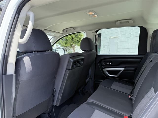 Nissan Titan Vehicle Full-screen Gallery Image 17