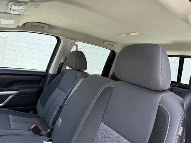 Nissan Titan Vehicle Full-screen Gallery Image 18