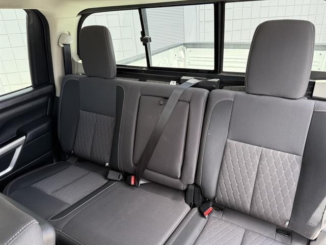 Nissan Titan Vehicle Full-screen Gallery Image 19