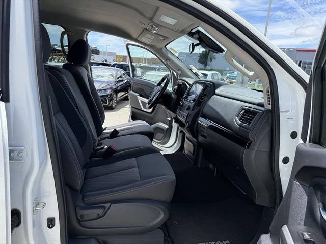 Nissan Titan Vehicle Full-screen Gallery Image 20