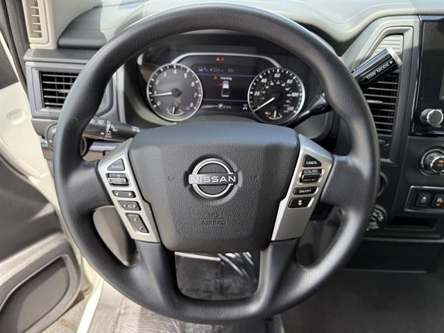 Nissan Titan Vehicle Full-screen Gallery Image 22