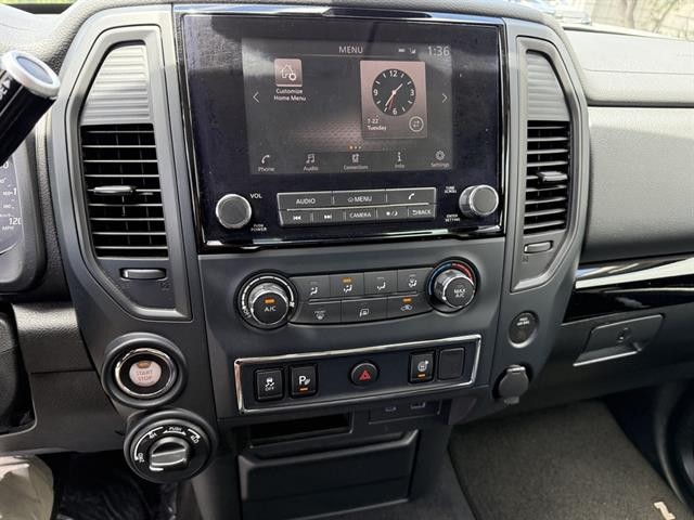 Nissan Titan Vehicle Full-screen Gallery Image 23