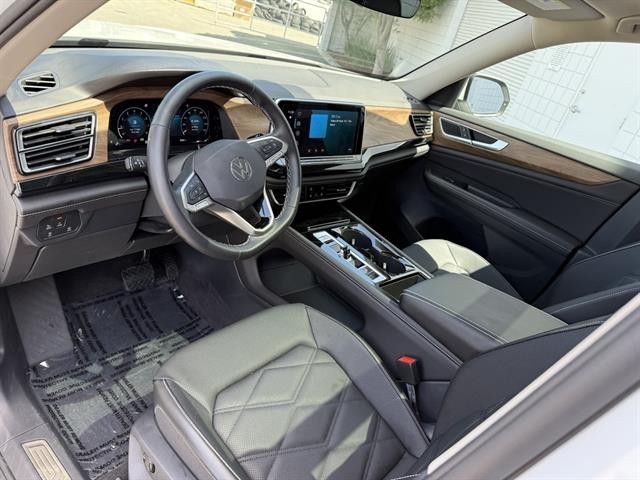 Volkswagen Atlas Vehicle Full-screen Gallery Image 02