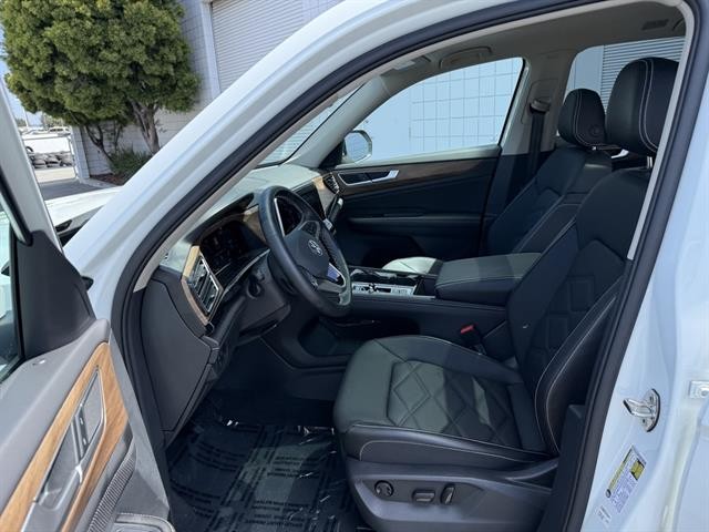 Volkswagen Atlas Vehicle Full-screen Gallery Image 16