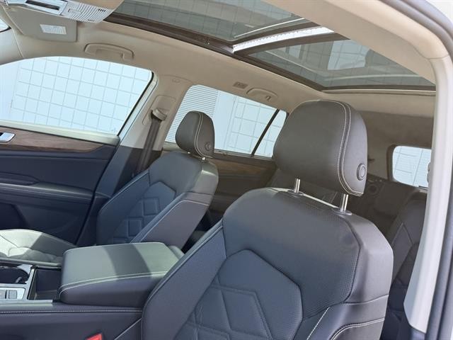 Volkswagen Atlas Vehicle Full-screen Gallery Image 18