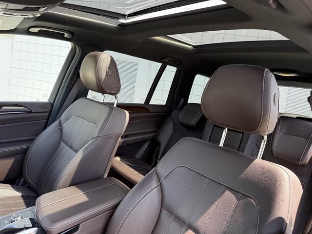 Mercedes-Benz GLS 450 Vehicle Full-screen Gallery Image 19